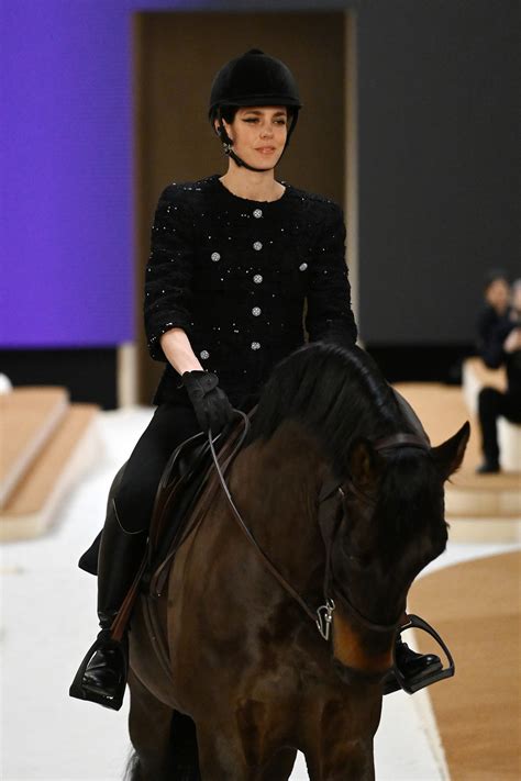 À cheval, Charlotte Casiraghi ouvre le défilé Chanel 